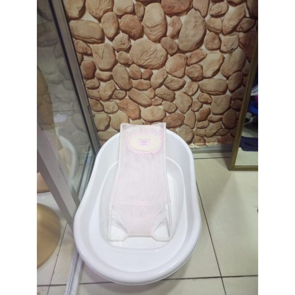 BASIN AND BATHNET WHITE AND PINK